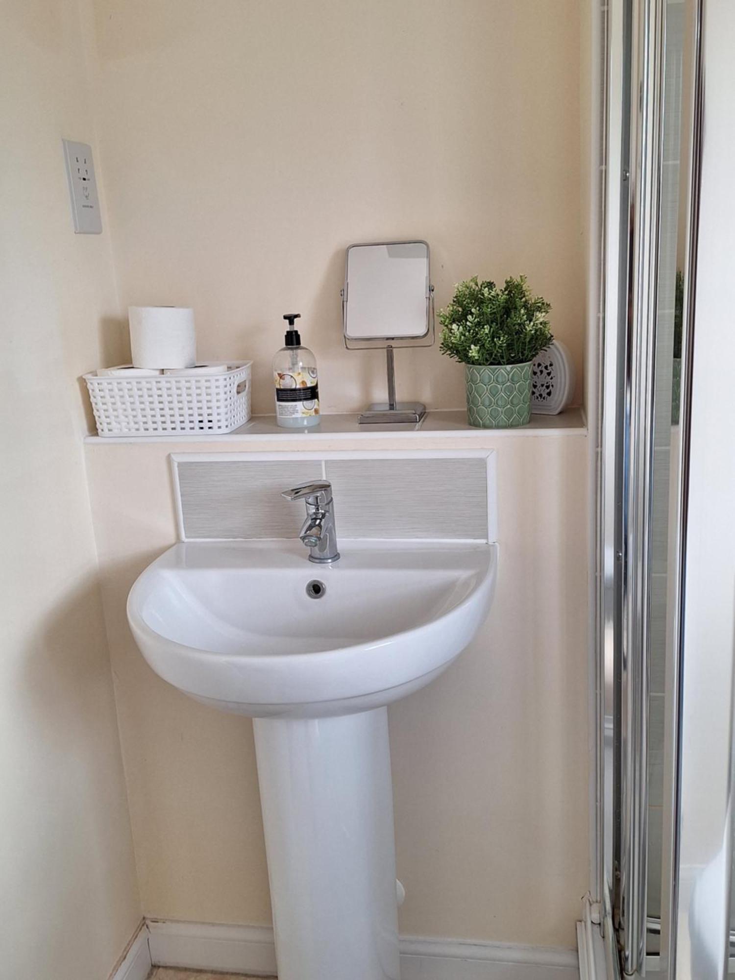 Two Bedroom Semi-detached Modern House In Apartment *