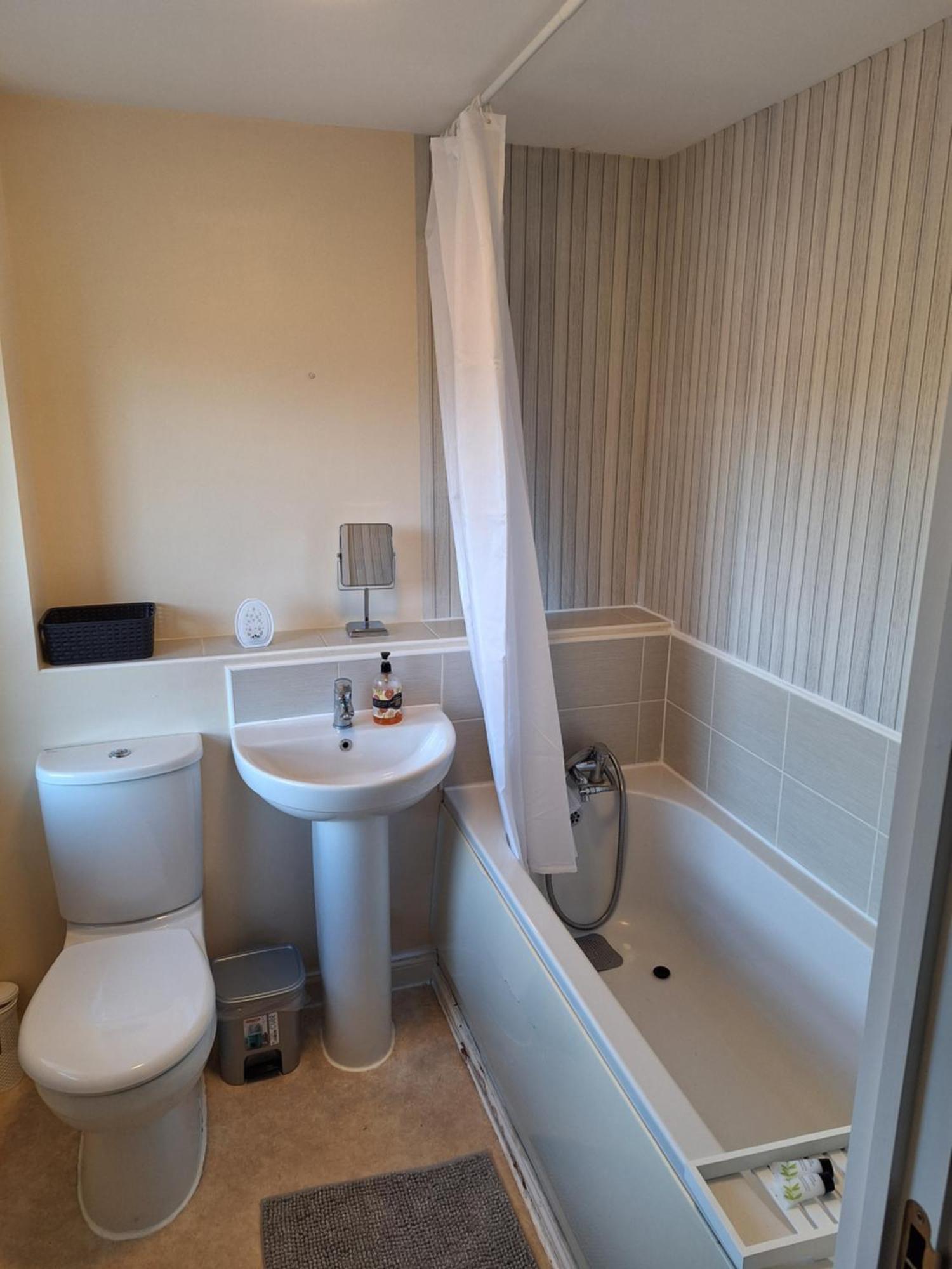 Two Bedroom Semi-detached Modern House In Apartment *