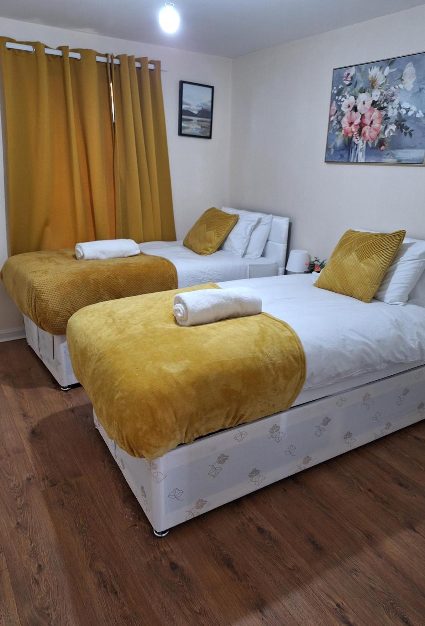 Two Bedroom Semi-detached Modern House In Apartment Birmingham